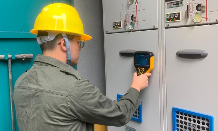 With a lightweight design, engineers can easily perform PD testing on switchgear using the portable detector.