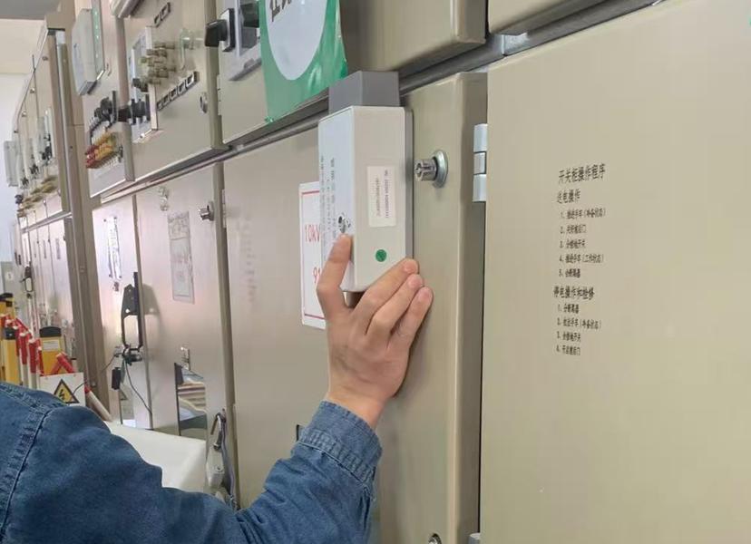 online installation of partial discharge TEV sensor in substation