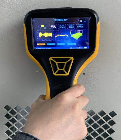 TEV partial discharge inspection on medium-voltage switchgear using handheld detector