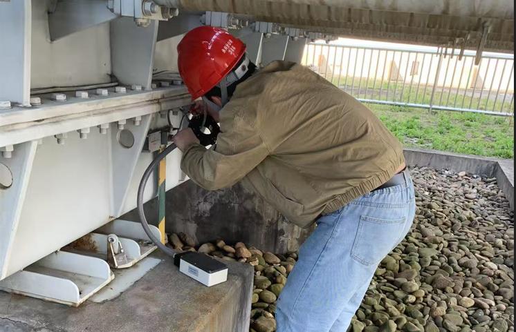 Online transformer partial discharge monitoring using HFCT and acoustic emission sensors