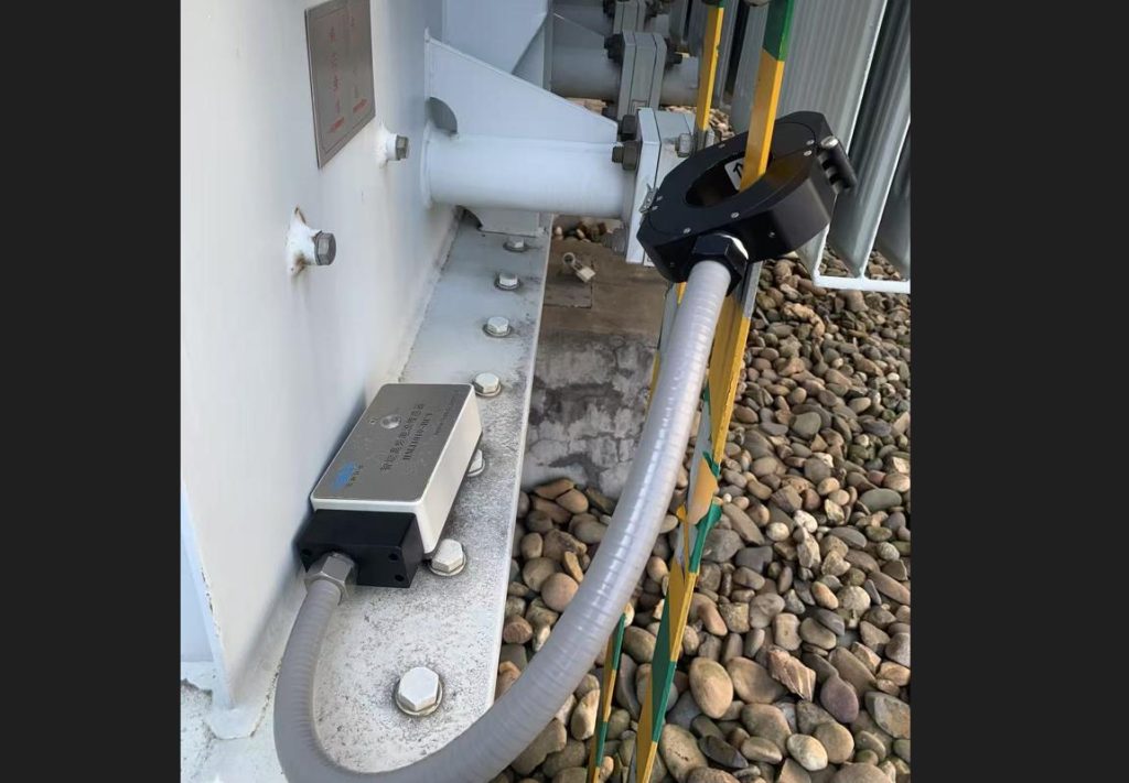 HFCT sensor installed on transformer grounding conductor for partial discharge detection