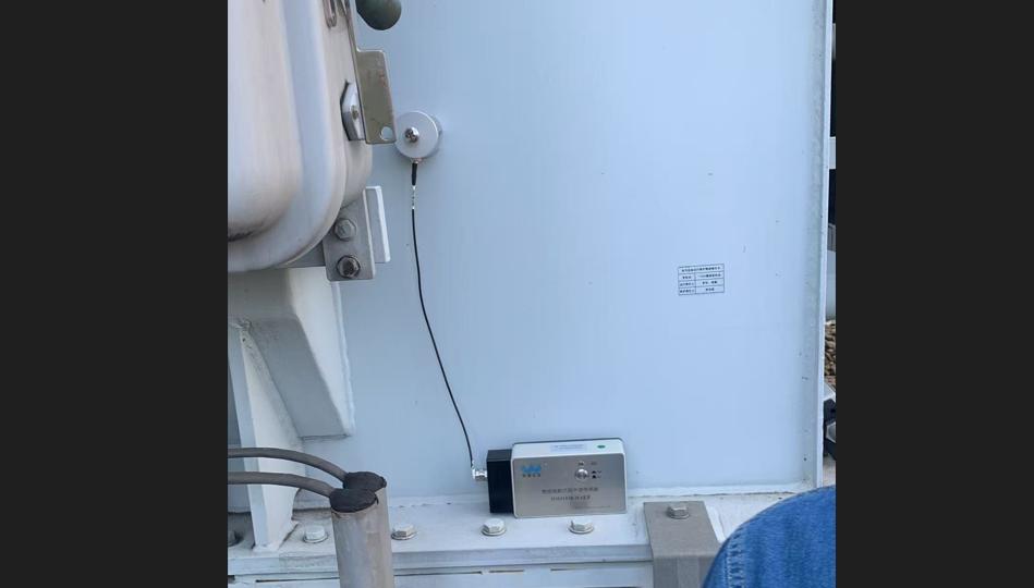 Acoustic emission sensor mounted on transformer tank for internal partial discharge monitoring
