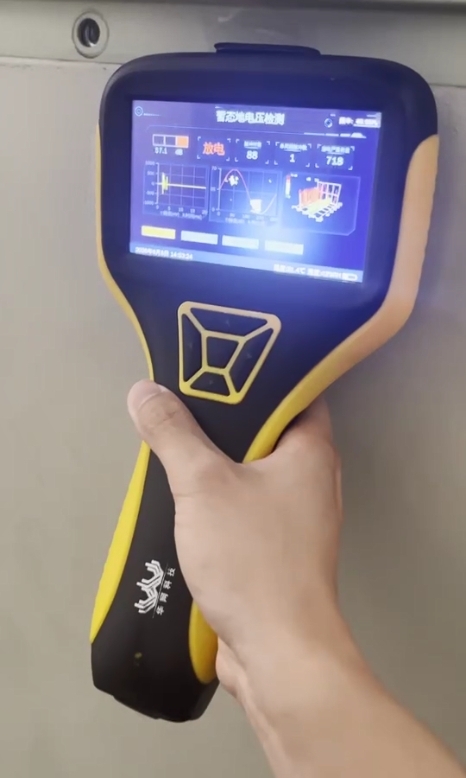 Huawang Technology Handheld Partial Discharge Detector performing TEV inspection on energized 35kV switchgear